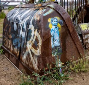 Schaufel des Hafenkrans, Graffiti, vorne das Bild eines Kindes