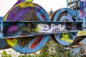 Detailaufnahme: Mit Graffiti besprühte Laufräder