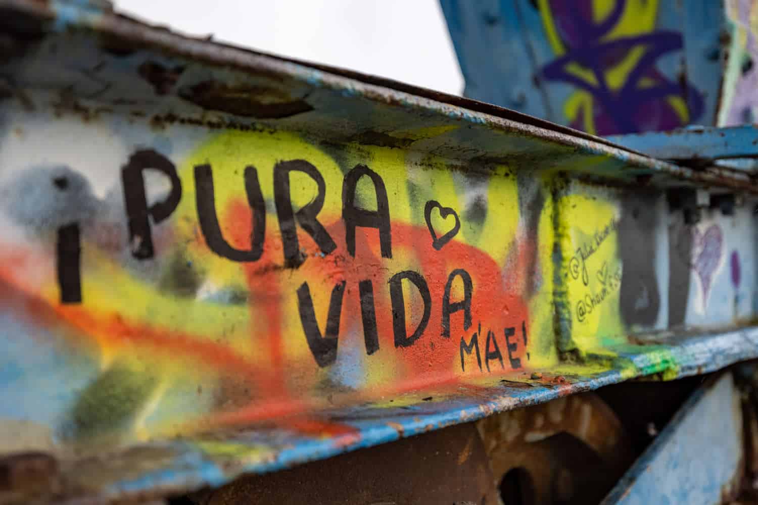 Graffiti auf einem Stahlträger