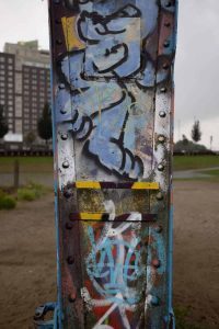 Stahlträger mit Graffiti