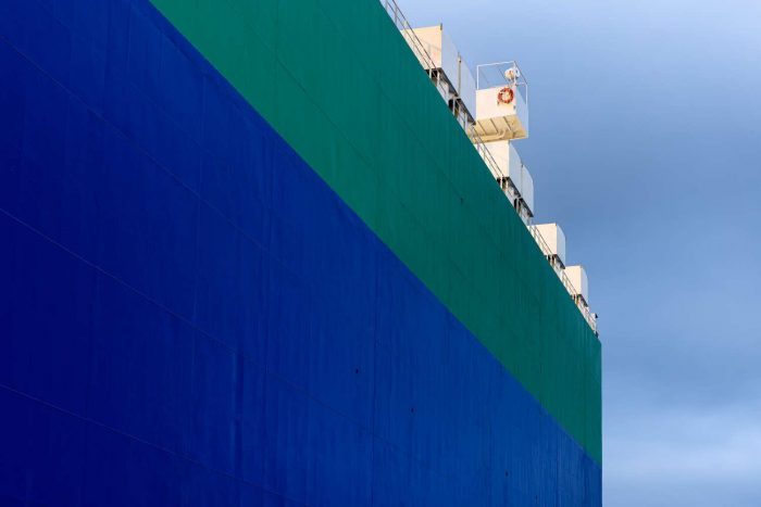 Bordwand und Aufbauten eines Schiffes