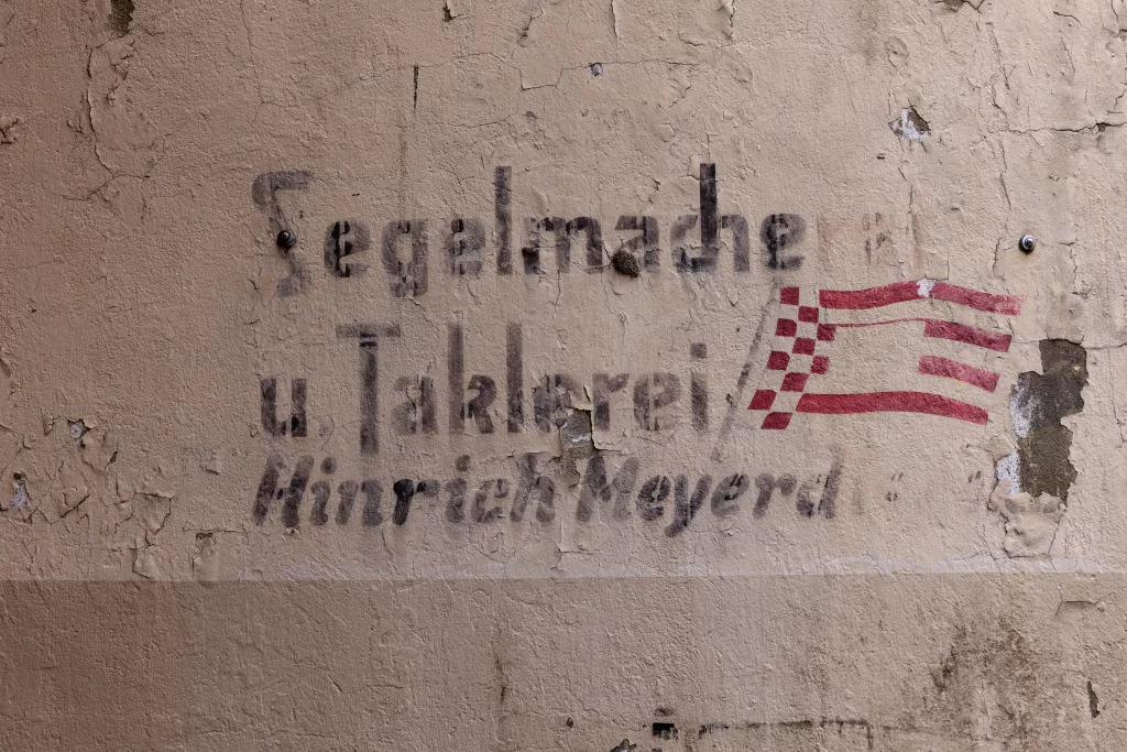 Aufschrift an einer Hauswand: "Segelmacher u. Taklerei Hinrich Merdierks"