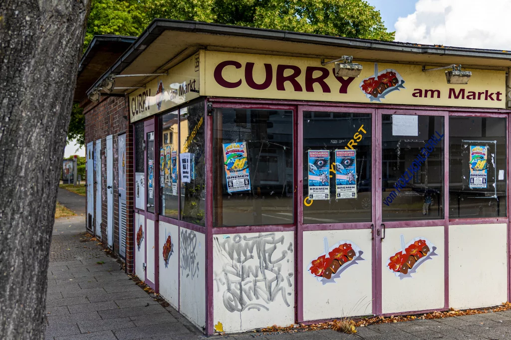 Alter verlassener Imbiss "Curry am Markt", Gebäude mit Graffiti