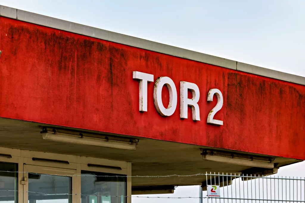 Rotes Dach mit der Aufschrift Tor 2