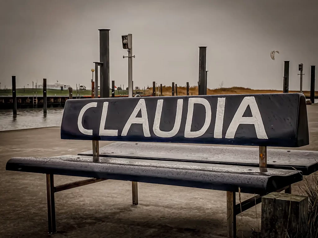 Bank mit der Aufschrift Claudia