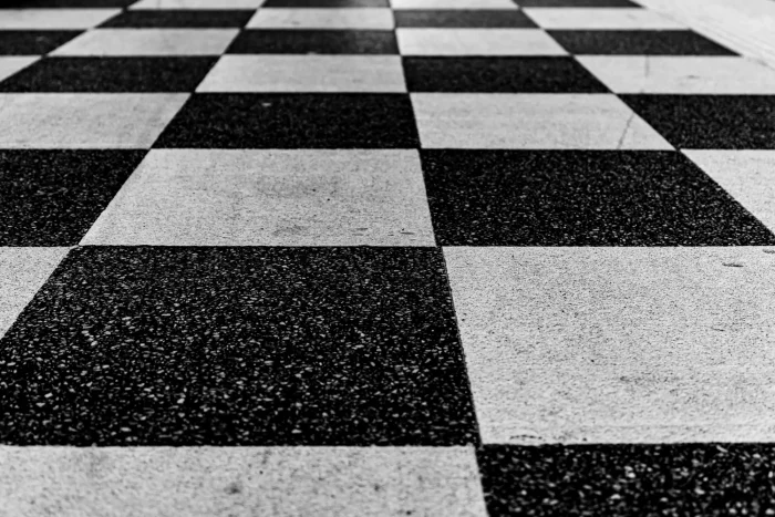 Schachbrettartiges Muster auf dem Boden