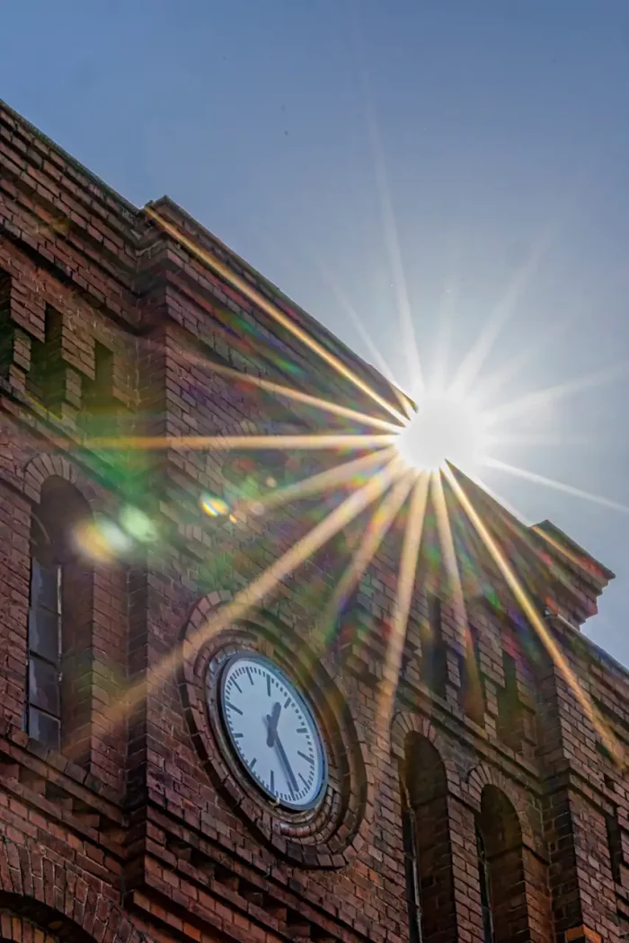 Fassade mit Uhr und Sonnenstern