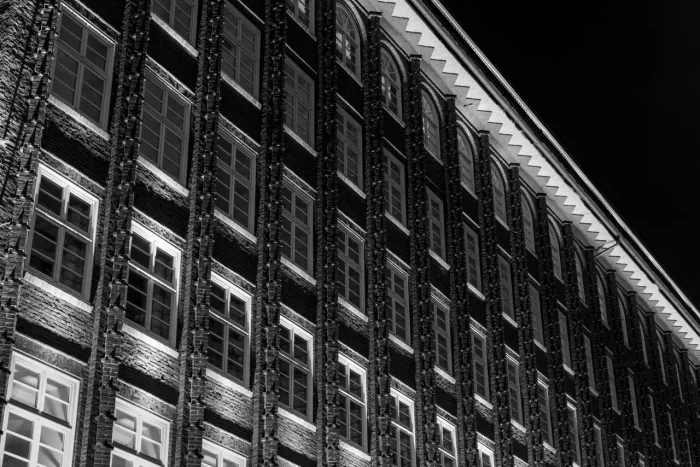 Fensterfront des Chilehauses in schwarz-weiß