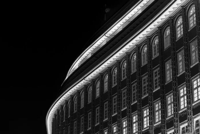 Fensterfront des Chilehauses in schwarz-weiß