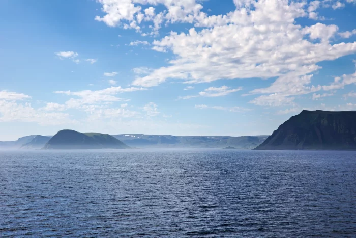Weite Meeresfläche mit Inseln und bewölktem Himmel in Norwegen