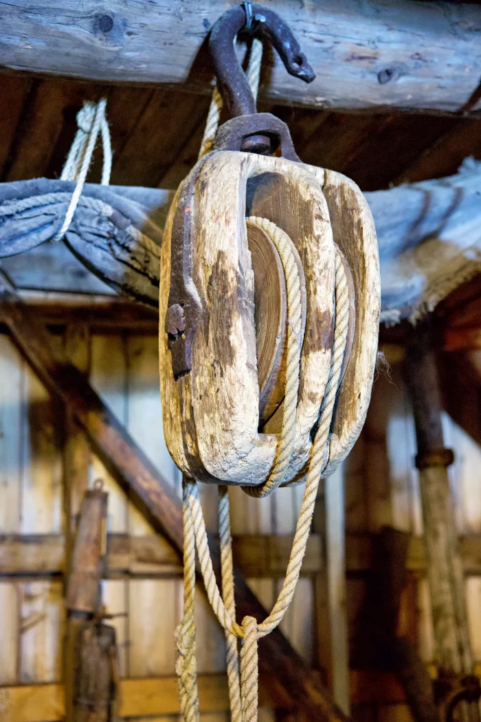 Alte hölzerne Schiffstakelung mit Seil und Metallhaken in einem Holzschiffinneren