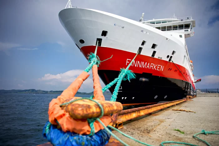 Passagierschiff 'Finnmarken' der Hurtigruten am Kai festgemacht mit blauen Festmacherleinen