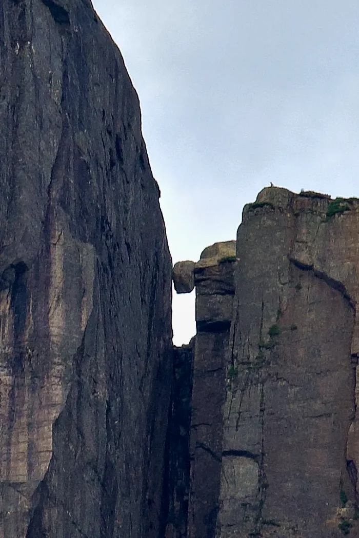 Felsformation mit einem großen Felsblock, der zwischen zwei steilen Klippen eingeklemmt ist