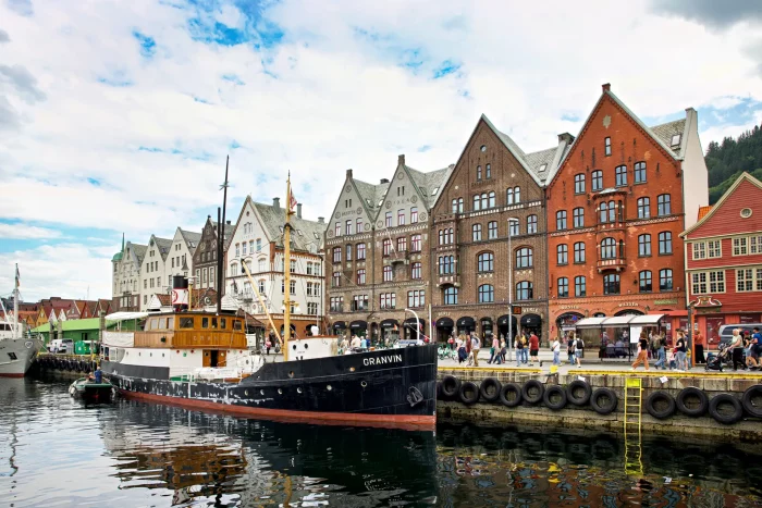 Historisches Passagierschiff 'Granvin' am Kai vor den bunten Hansehäusern in Bergen, Norwegen