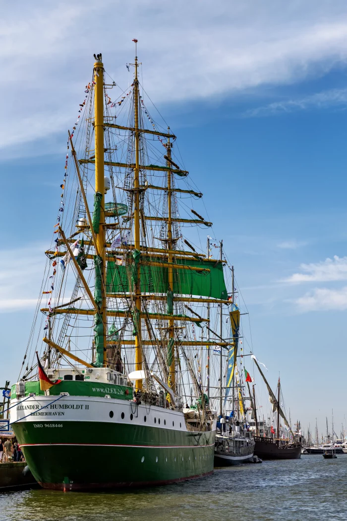 Dreimast-Segelschiff Alexander von Humboldt II mit grünen Segeln im Hafen bei klarem Himmel