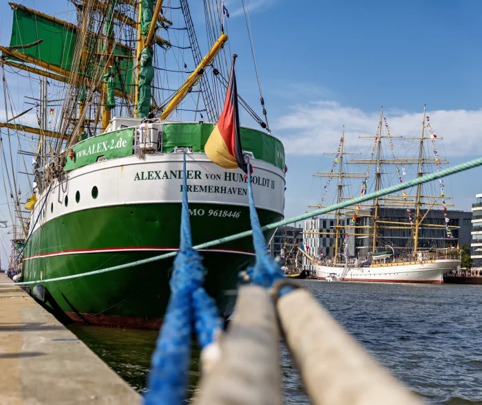 Das Segelschiff 'Alexander von Humboldt II' aus Bremerhaven liegt am Kai, im Hintergrund ein weiteres großes Segelschiff mit mehreren Masten