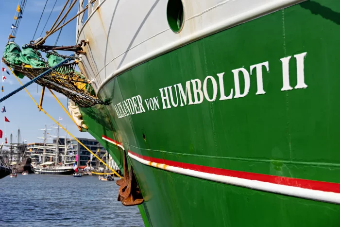 Bug des grünen Segelschiffs 'Alexander von Humboldt II' mit weißen Schriftzügen am Hafen