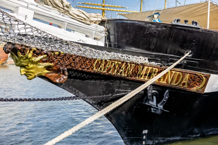 Bug des Segelschiffs ' Capitan Miranda' mit goldener Drachenfigur und Namensschriftzug am Rumpf