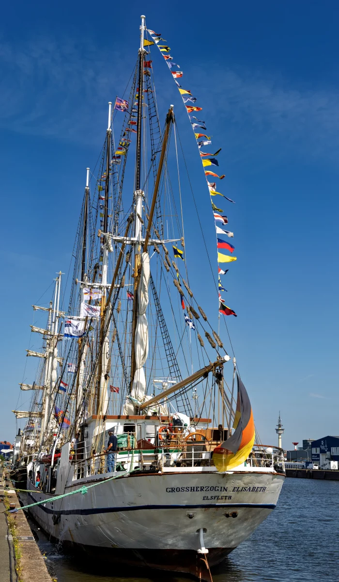 Segelschiff Großherzogin Elisabeth mit vielen Flaggen am Mast im Hafen von Elsfleth