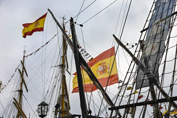 Segelschiff mit mehreren Masten und spanischen Flaggen im Wind