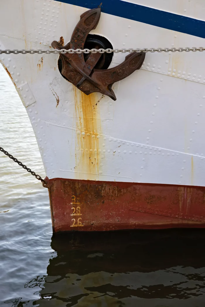 Schiffsbug mit verankertem Anker und Wasserstandsanzeige in gelber Farbe