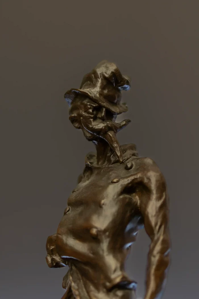 Bronzefigur eines Mannes mit Hut