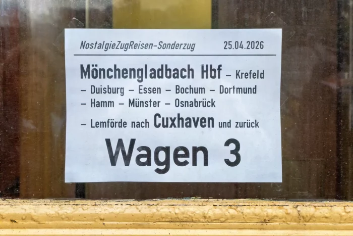 Zettel mit Zugfahrplan für NostalgieZugReisen-Sonderzug am 25.04.2026 mit Stationen von Mönchengladbach Hbf bis Cuxhaven und der Aufschrift 'Wagen 3'