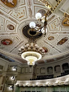 Kristalllüster hängt von reich bemalter Rundkuppel im Zuschauerraum der Semperoper.