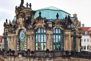 Zwinger-Pavillon mit Glockenspiel-Uhr und grünem Kuppeldach, Nahaufnahme der Fassade.